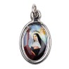 Médaille métal couleur argentée ovale H.2,5 cm avec résine, plusieurs saints.