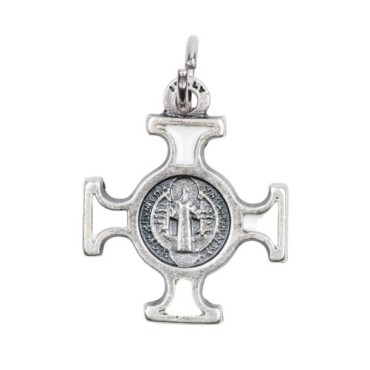 Croix de cou de saint Benoit en métal couleur argentée émaillé, hauteur 2 cm.