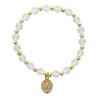 Bracelet sur élastique grains rond en verre Ø 6 mm avec médaille de la V. Miraculeuse de couleur dorée. Différentes couleurs