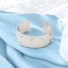 Bracelet manchette de Saint Benoit en acier inoxydable de couleur argenté, ajustable au poignet. Ø intérieur 6.3 cm.