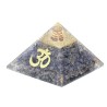 Pyramide Orgonite avec symbole OM, L. 8 cm. Plusieurs pierres.