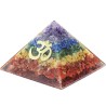 Pyramide Orgonite avec symbole OM, L. 10 cm. Plusieurs pierres.