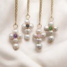 Collier avec chaine de couleur dorée en acier inoxydable L 45 cm, avec croix blanche H. 2 cm, différentes pierre au centre.