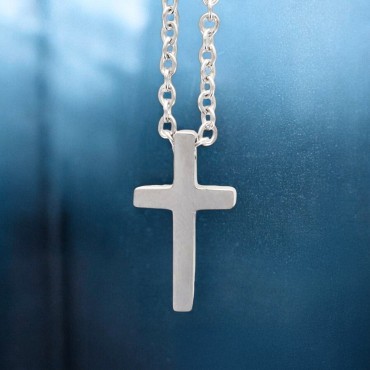 Collier avec chaine et croix H. 1.5 cm en acier inoxydable de couleur argente. L 45 cm ajustable.