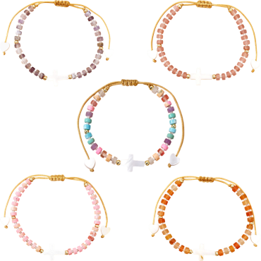 Bracelet sur corde réglable grains de forme cylindrique avec croix et coeur en coquille naturelle.
