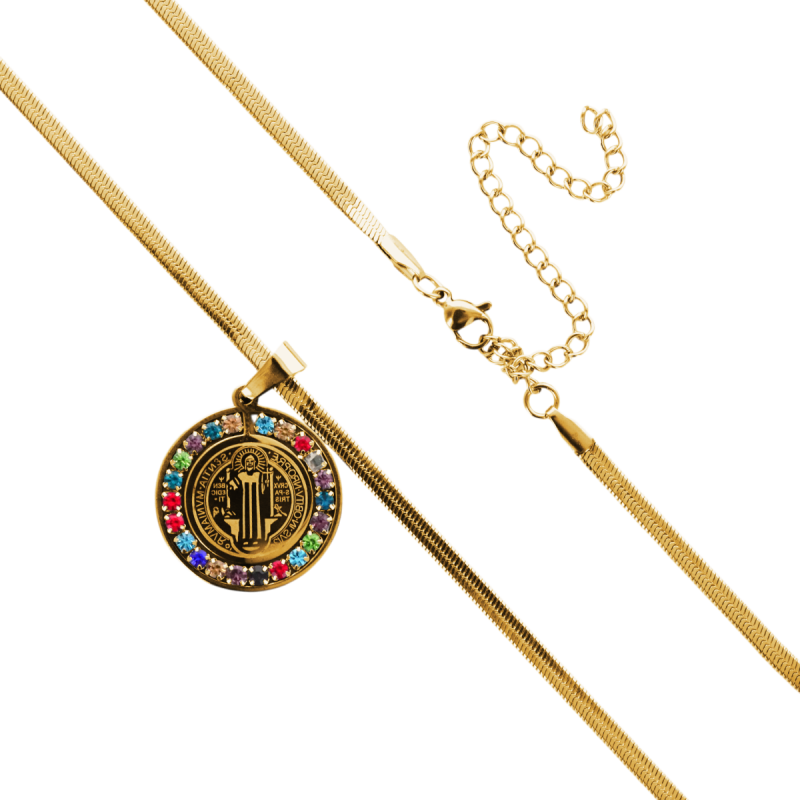 Collier maille serpent L. 45 cm, médaille de St Benoit Ø 2.5 cm en acier inoxydable avec strass de différentes couleurs.