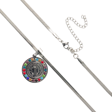 Collier maille serpent L. 45 cm, médaille de St Benoit Ø 2.5 cm en acier inoxydable avec strass de différentes couleurs.