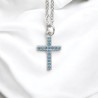 Collier avec chaîne et croix avec des zircons bleu 1.6 cm en acier inoxydable de couleur argentée, L 45 cm ajustable.