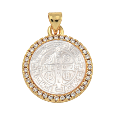 Médaille en laiton de couleur dorée avec coquille naturelle et zircons Ø 2.2 cm. Existe en différents Saints.