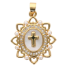 Médaille et croix dorée supérieure avec coquille naturelle, grains nacres blancs et zircons, Ø 2 cm.