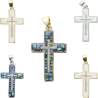 Croix de cou en coquille d'eau douce sur métal couleur argentée et dorée H. 2 cm. Lot de 5 couleurs assorties avec boîte.
