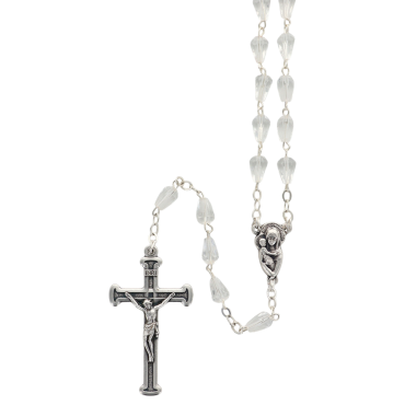 Chapelet grains en verre transparents de forme goutte a facette h. 7 mm, longueur jusqu au coeur 35 cm, croix avec Christ.
