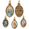 Médaille métal de couleur dorée ovale avec rebord effet dentelle H.1.5 cm avec résine. Disponible avec différents Saints.