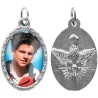 Médaille métal de couleur argentée ovale avec rebord effet dentelle H.2,5 cm avec résine. Disponible avec différents Saints.