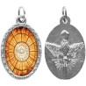 Médaille métal de couleur argentée ovale avec rebord effet dentelle H.2,5 cm avec résine. Disponible avec différents Saints.