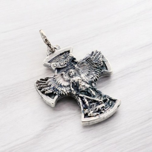 Croix en métal de Saint Michel. Hauteur 2.5 cm.