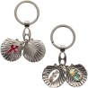 Porte-cles ouvrant de saint Jacques forme coquille Ø 3 cm avec 2 resines saint Jacques et saint Christophe.