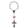 Dizainier sur chaine grains Ø 5 mm et rose, croix métal avec Christ. Disponible en différentes couleurs.