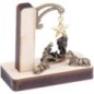 Mini crèche en métal couleur antique sur socle en bois avec étoile suspendue et strass 5,5 cm x 5 cm
