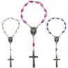 Dizainier sur chaine avec grains ovales en nacre H. 7mm, croix en métal avec Christ. Existe en différentes couleurs.