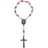 Dizainier sur chaine avec grains ovales en nacre H. 7mm, croix en métal avec Christ. Existe en différentes couleurs.