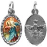 Médaille métal de couleur argentée ovale avec rebord effet dentelle H.1,5 cm avec résine. Disponible avec différents Saints.