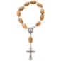 Dizainier sur chaine en bois d olivier ovale Ø 10 cm, fermoir, croix en métal avec Christ.