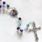 Chapelet grains verre multicolores du Jubilé de l’Espérance à facettes Ø 6 mm sur chaîne, croix avec Christ