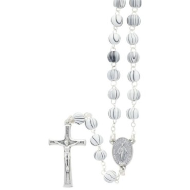 Chapelet grains en bois ronds, Ø 8 mm, chaine couleur argentee, longueur au cœur 36 cm, croix avec Christ differentes couleurs