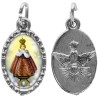 Médaille métal de couleur argentée ovale avec rebord effet dentelle H.1,5 cm avec résine. Disponible avec différents Saints.