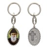 Porte-clés en aluminium de couleur argenté hauteur 3,8 cm, avec résine. Disponible avec plusieurs saints au choix.