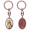 Porte-clés en aluminium de couleur cuivrée, hauteur 3,8 cm, avec résine. Disponible avec plusieurs saints au choix.