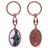 Porte-clés en aluminium de couleur cuivrée, hauteur 3,8 cm, avec résine. Disponible avec plusieurs saints au choix.