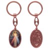 Porte-clés en aluminium de couleur cuivrée, hauteur 3,8 cm, avec résine. Disponible avec plusieurs saints au choix.