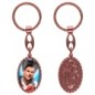 Porte-clés en aluminium de couleur cuivrée, hauteur 3,8 cm, avec résine. Disponible avec plusieurs saints au choix.