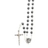 Chapelet grains en hématite/nacre, Ø 7 mm, chaine couleur argentée, longueur au cœur 32 cm, croix avec Christ livré en boite.