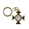 Porte-clés en métal doré, en forme de croix de Saint Benoît émaillée plusieurs couleurs – Hauteur 4 cm