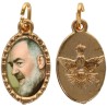 Médaille métal de couleur dorée ovale avec rebord effet dentelle H.1.5 cm avec résine. Disponible avec différents Saints.