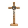 Croix de saint Benoit en bois clair sur socle, hauteur 20,7 cm.