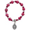 Bracelet dizainier sur élastique pour enfant grains en bois Ø 6 mm avec croix métal.