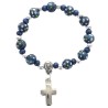 Bracelet dizainier sur élastique pour enfant grains en bois Ø 6 mm avec croix métal.
