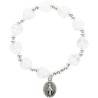 Bracelet dizainier sur élastique pour enfant avec grains forme cœur en verre Ø 7 mm et avec medaille Vierge miraculeuse.