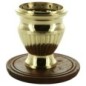 Brûle-encens en laiton ciselé avec grille et socle bois, H 7 cm, Ø 5 cm. Livré en boîte individuelle.